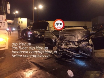 В Киеве на Столичном шоссе Toyota Camry врезалась в Lexus, возник пожар