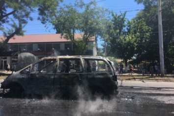 Случайные прохожие сняли момент, как в Одессе загорелась машина (ВИДЕО)