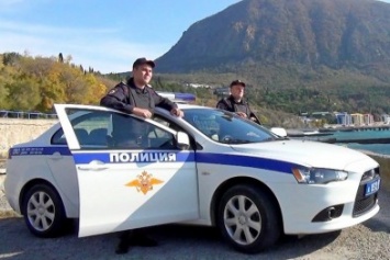 На крымских курортах в выходные увеличивается число полицейских, а по ночам дежурят патрули