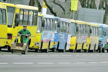 В Киеве водители маршруток с голым торсом распивали алкоголь