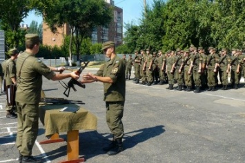 Гвардейцам-новобранцам в Мариуполе дали автоматы (ФОТО)