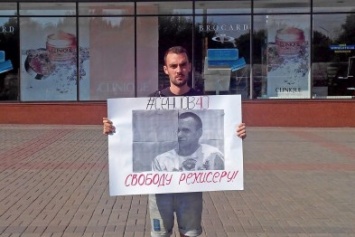 В Запорожье прошел одиночный пикет в поддержку политзаключенного Олега Сенцова, - ФОТОФАКТ