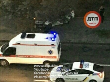 В Киеве авто патрульных врезалось в дерево, пострадала девушка-полицеский