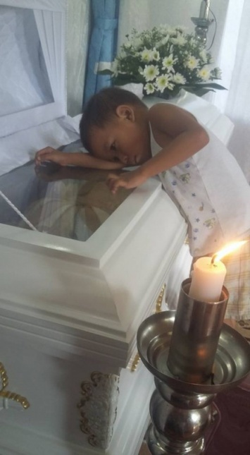 Эта фотография маленького мальчика у гроба матери встряхнула интернет. То, что он сказал, опустошает