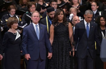 Экс-президент США Джордж Буш-мл. станцевал под гимн на похоронах погибших в Далласе полицейских