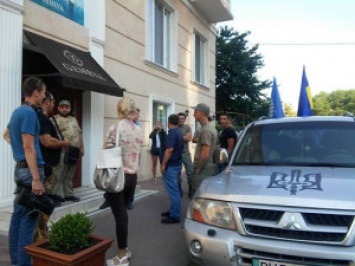Одесский "Автомайдан" блокирует отель, где назначена встреча "Оппоблока" и польских политиков