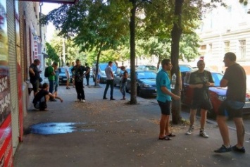 Под судом Харькова, где избирают меру пресечения патрульному, собрались активисты