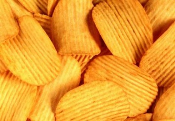 В школах Днепра запретили продавать чипсы и сухарики