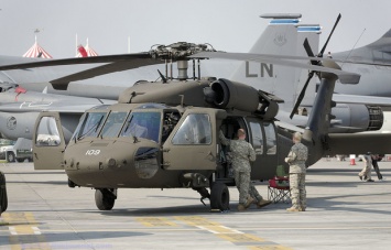 США направили на базу ВВС Латвии вертолеты Black Hawk