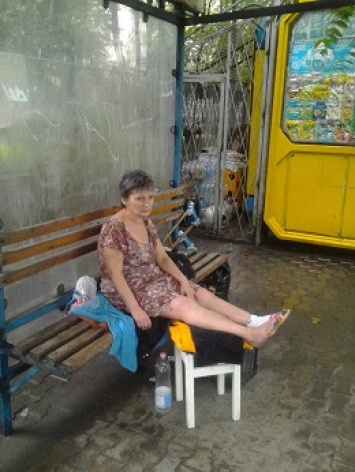 Запорожанка поселилась на автобусной остановке