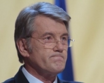 Ющенко пылесосит ковры радикалов (ФОТО)