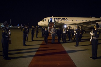 Самолет Порошенко приземлился в Азербайджане