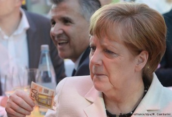 Меркель будет получать повышенную зарплату