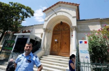 Франция приостановила работу дипмиссий в Турции