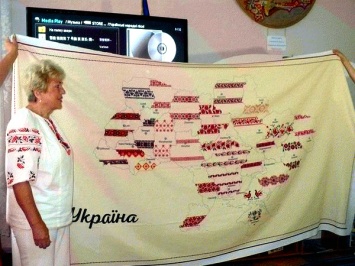 В Днепр передали эстафету по вышиванию самой большой карты Украины