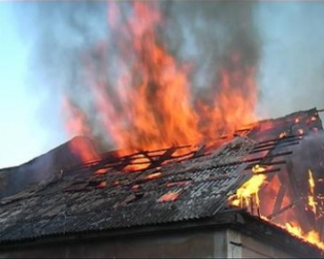 В частном доме полностью сгорела крыша