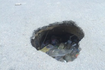 В Одессе кусок дороги провалился в катакомбы (ФОТО)
