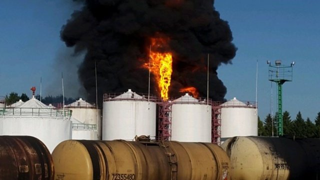 Удалось сбить огонь на нефтебазе под Киевом (ВИДЕО)