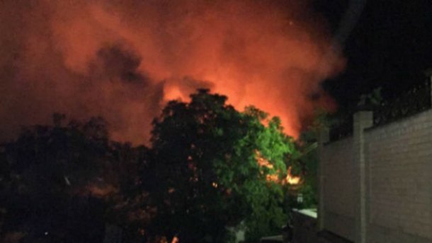 Пожар в Киеве: загорелся особняк в элитном районе города