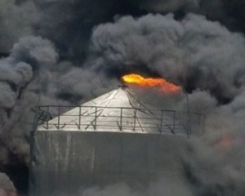На нефтебазе снова начался пожар