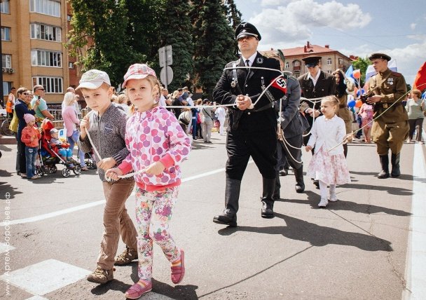В Подмосковье ко Дню России дети водили по улицам связанных "нацистов"