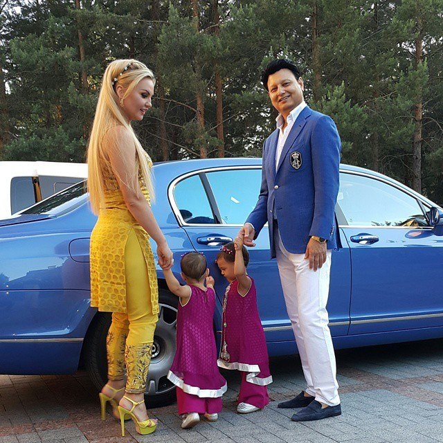 Украинская певица Камалия выложила фото с дочерьми-близняшками