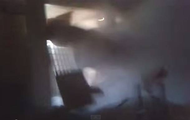 Бойцы "Азова" успели снять на видео летящий к ним в комнату снаряд (ВИДЕО 18+)