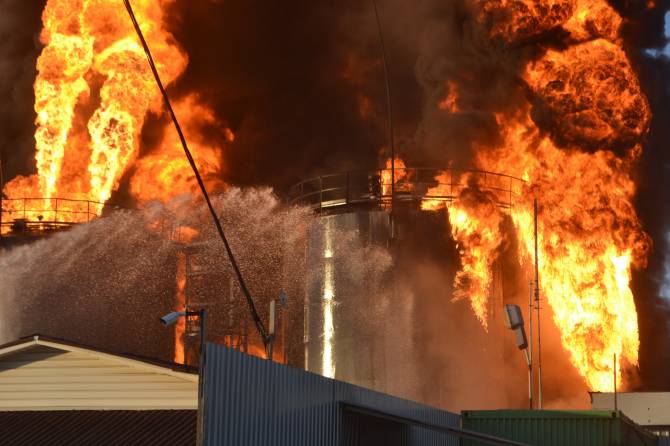 ГСЧС уверяет, что пожар не угрожает военной базе и нефтебазе
