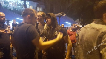 Появилось видео того, как кавказец тащит на капоте одессита по Дерибасовской