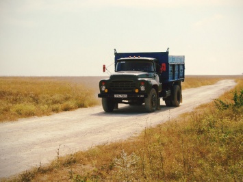 В Запорожской области в поле столкнулись два грузовика