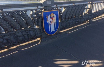 На мосту Патона с советскими символами борются при помощи архангела Михаила
