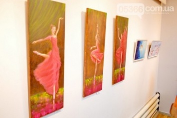 В Кременчуге работает выставка художницы Натальи Вышинской «Люди, птахи, танок» (ФОТО)