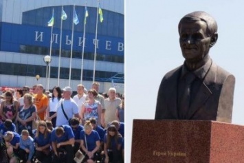 В Мариуполе на коленях открывали памятник Владимиру Бойко (ФОТОРЕПОРТАЖ)