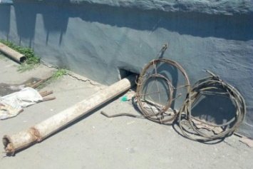 На глазах у полиции "черный металлист" вырезал трубы в центре Кривбасса (ФОТО)