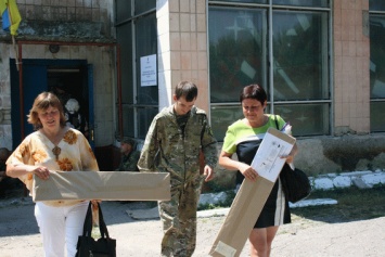 На 114-м округе Луганщины комиссиям начали выдавать избирательную документацию