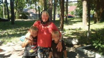 Под Киевом бабушка заставила внуков заниматься попрошайничеством