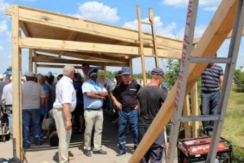 В Станице Луганской строят еще один защитный навес