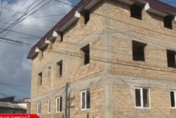 В центре Симферополя 10 лет не могут снести незаконно построенную многоэтажку (ВИДЕО)