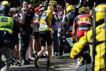 Фрум добирался до финиша 12-го этапа Тур де Франс бегом трусцой и на трех велосипедах!
