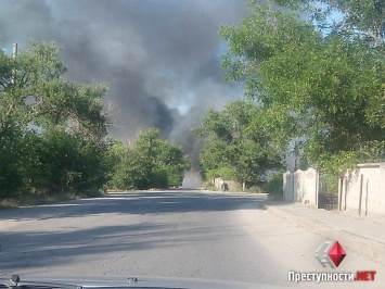 В Николаеве масштабный пожар стихийной свалки в районе городского кладбища