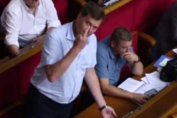 Политическая деградация народного депутата, демонстрирующего в Раде средний палец (видео)