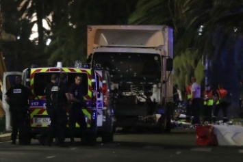 День взятия Бастилии во Франции: грузовик сбивал людей "как кегли" на пешеходной мостовой Ниццы