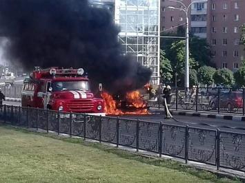 В Харькове во время движения загорелся грузовик с цементом