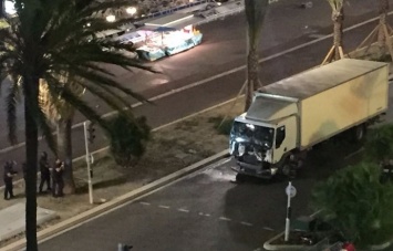 В Ницце грузовик террориста влетел в толпу людей, погибло не менее 80 человек