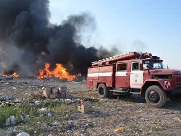 В Николаеве случился очередной пожар на стихийной свалке: подозревают умышленный поджог
