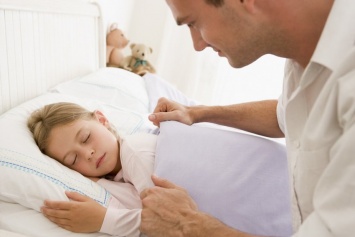 Если детей ложить раньше спать, то это может снизить риск ожирения