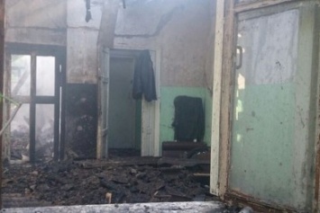 В Каменском по проспекту Аношкина горело заброшенное здание