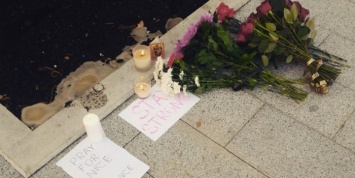 Россияне несут цветы к посольству Франции после теракта в Ницце