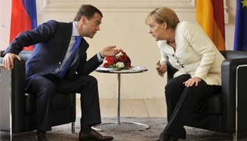 Меркель с Медведевым поговорили про Донбасс