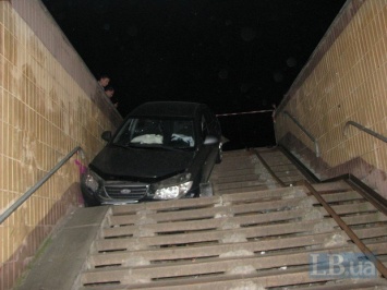 Автомобиль Hyundai влетел в подземный пешеходный переход